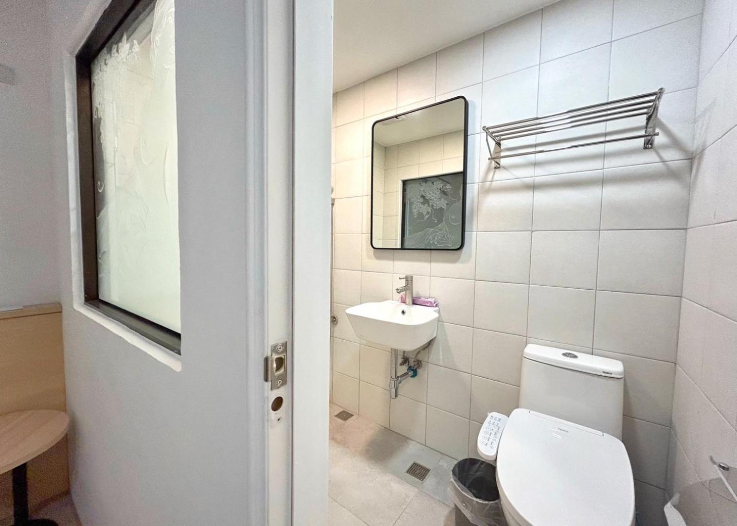 Yan Bin Hotel Тайнан Екстериор снимка