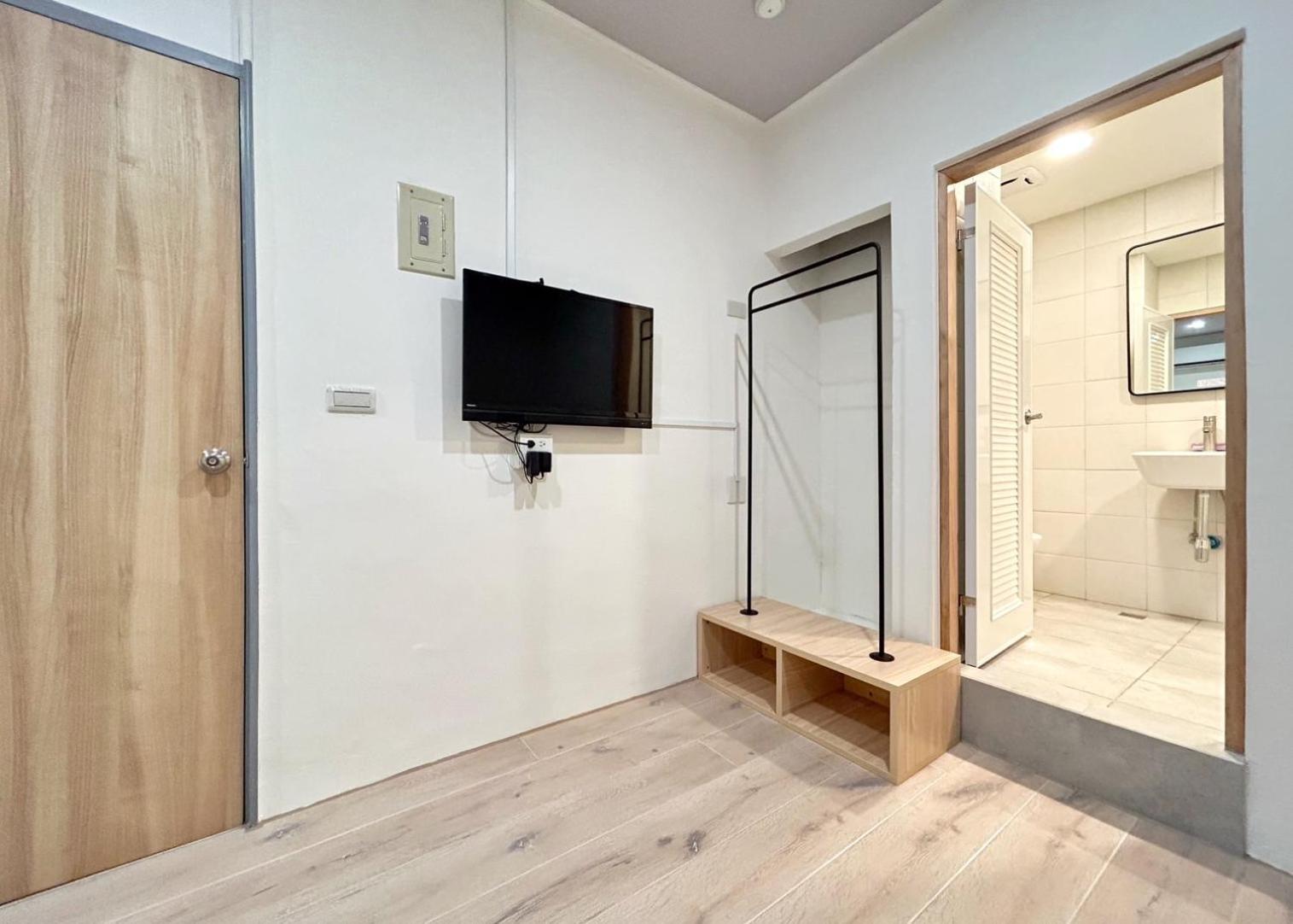 Yan Bin Hotel Тайнан Екстериор снимка