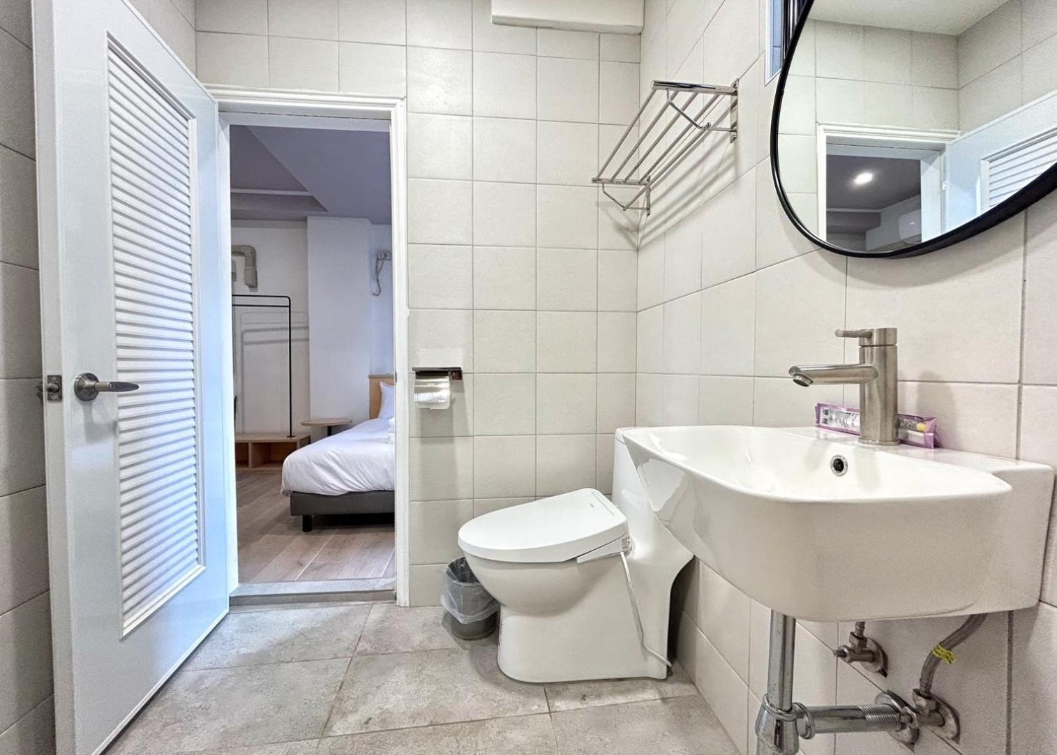 Yan Bin Hotel Тайнан Екстериор снимка